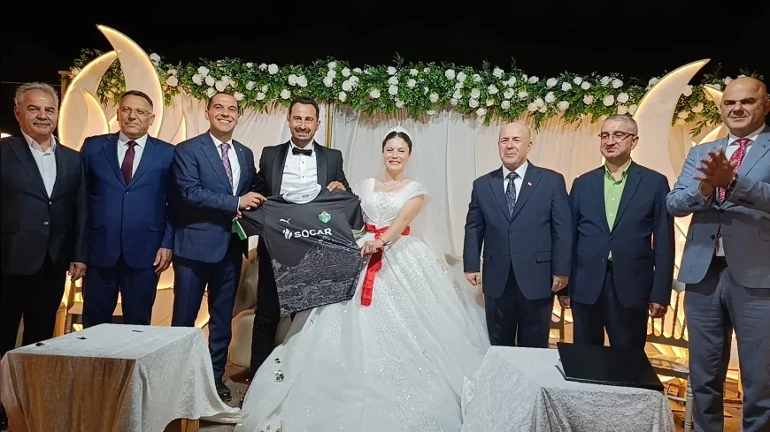 Tuzluca Belediye Başkanı Ahmet Sait Sadrettin Türkan, yeğeni Erkan Türkan ile Melis Gelegen’in nikahını kıydı