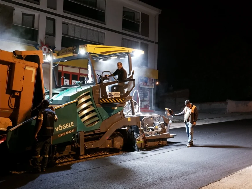 Eskişehir Büyükşehir Belediyesi ulaşım yoğunluğunu azaltmak için asfalt çalışmalarını gece saatlerinde sürdürüyor