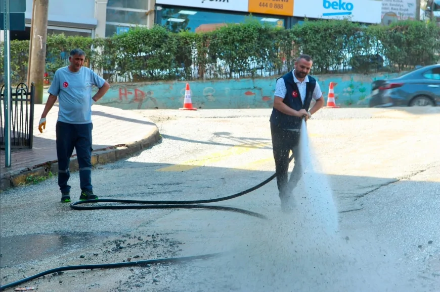 Giresun Belediyesi, Mahallelerde Yol Yıkama ve Yabani Ot Biçme Çalışmalarını Sürdürüyor
