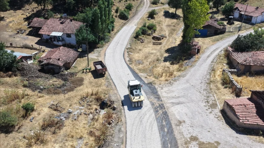 Eskişehir Büyükşehir Belediyesi Kırsal Mahallelerde Yol Yapım ve Sathi Kaplama Çalışmalarını Sürdürüyor