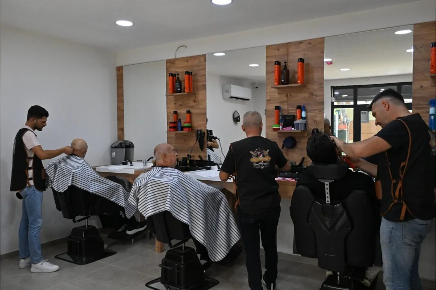 Manisa Büyükşehir Belediyesi’nin Emekli Kafe’sinde 50 Yaş Üstü ve Engellilere Uygun Fiyatlı Kuaför Hizmeti