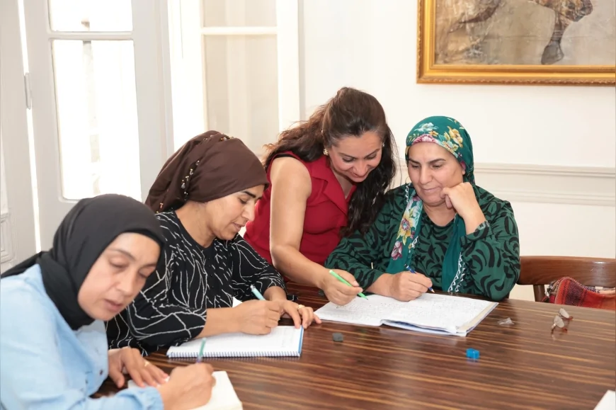 Konak Belediyesi’nin Basmane’de Açtığı Okuma Yazma Kursunda Kadınlar Bir Buçuk Ayda Büyük İlerleme Kaydetti