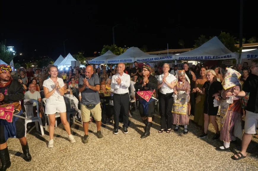 Seferihisar’da TeosFest 2026 Sona Erdi: Sekiz Günde 10 Mahallede 72 Etkinlikle Sanat Kente Yayıldı