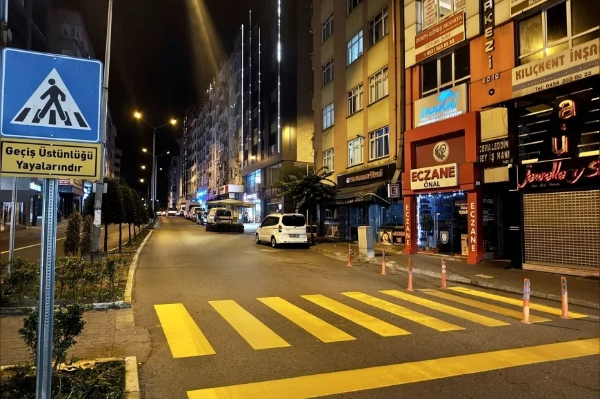 Giresun’da yaya geçitleri yenileniyor, trafik güvenliği için çizgiler yeniden boyanıyor