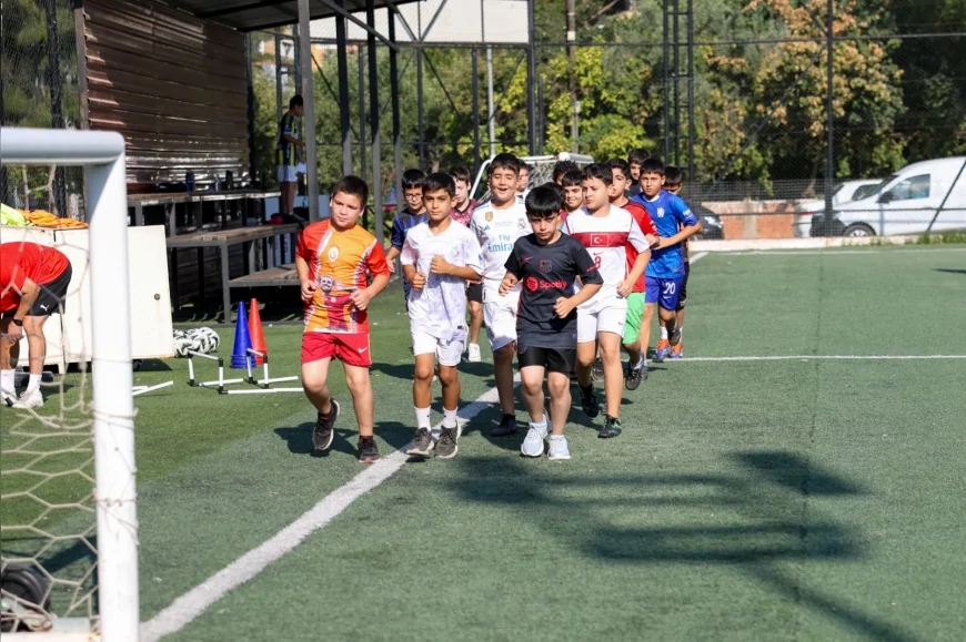 Efeler Belediyesi’nin Ücretsiz Futbol Kurslarında 6-11 Yaşındaki Çocuklar Mehmet Anbarlı Spor Tesisleri’nde Geleceğe Hazırlanıyor
