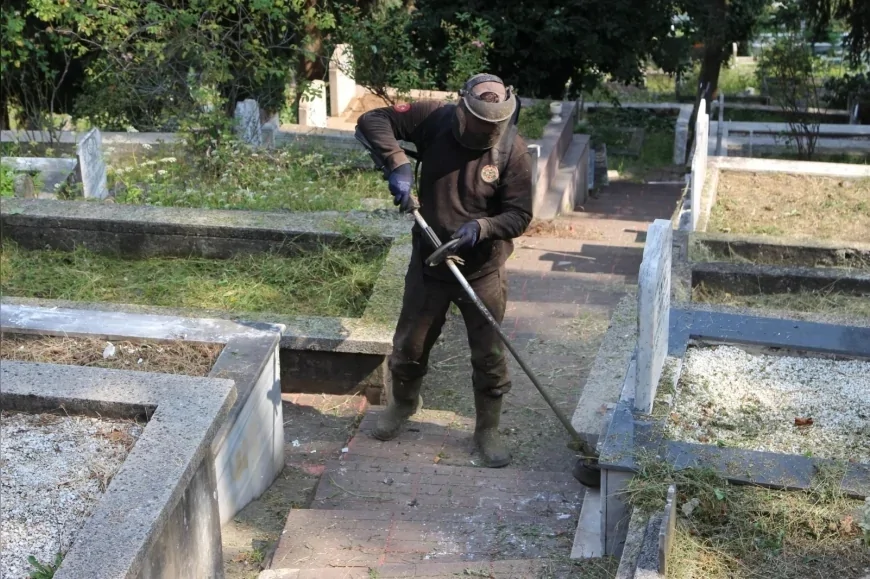 Giresun Belediyesi, Yeni Mezarlık’ta kapsamlı ot biçme ve temizlik çalışması gerçekleştirdi