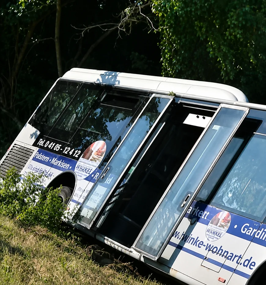 Hamburg-Harburg’da yolcu otobüsü hendeğe devrildi, sürücü ağır sağlık sorunuyla hastaneye kaldırıldı
