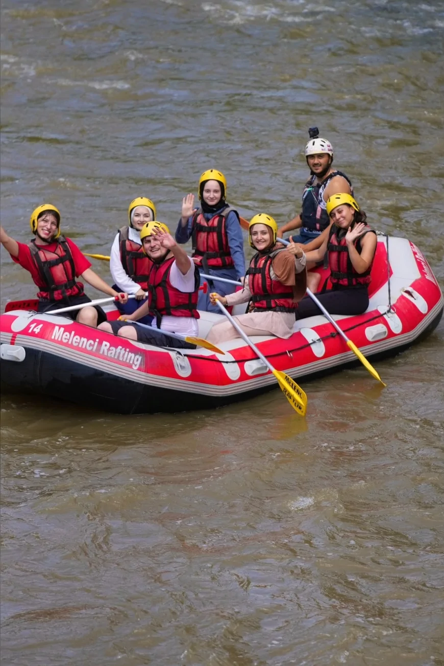 Düzce Belediyesi gençleri Melen Çayı’nda rafting etkinliğiyle adrenalin dolu bir günde buluşturdu