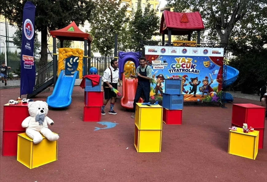 Maltepe’de çocuk tiyatroları yaz akşamlarında mahalle parklarında minik izleyicilerle buluşuyor