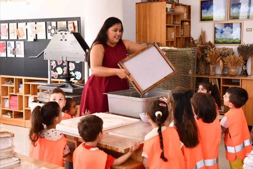 Tepebaşı Belediyesi Kağıt Geri Dönüşüm Atölyesi’nde 15 minik öğrenci geri dönüşümü uygulamalı olarak öğrendi