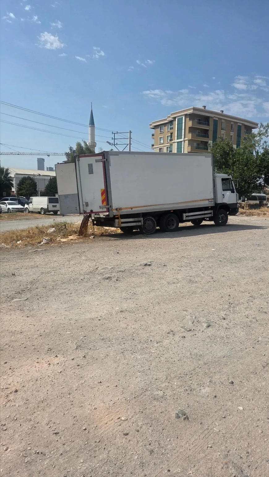 Bayraklı Belediyesi ekipleri kamu alanına kaçak atık döken kişiye suçüstü müdahale etti