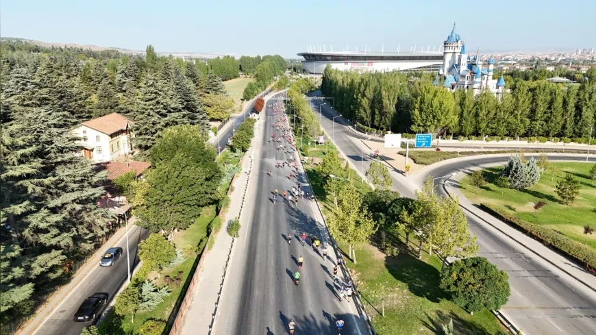 Eskişehir Büyükşehir Belediyesi Uyardı: Yarı Maraton Nedeniyle Pazar Günü Bazı Cadde ve Sokaklar Trafiğe Kapatılacak
