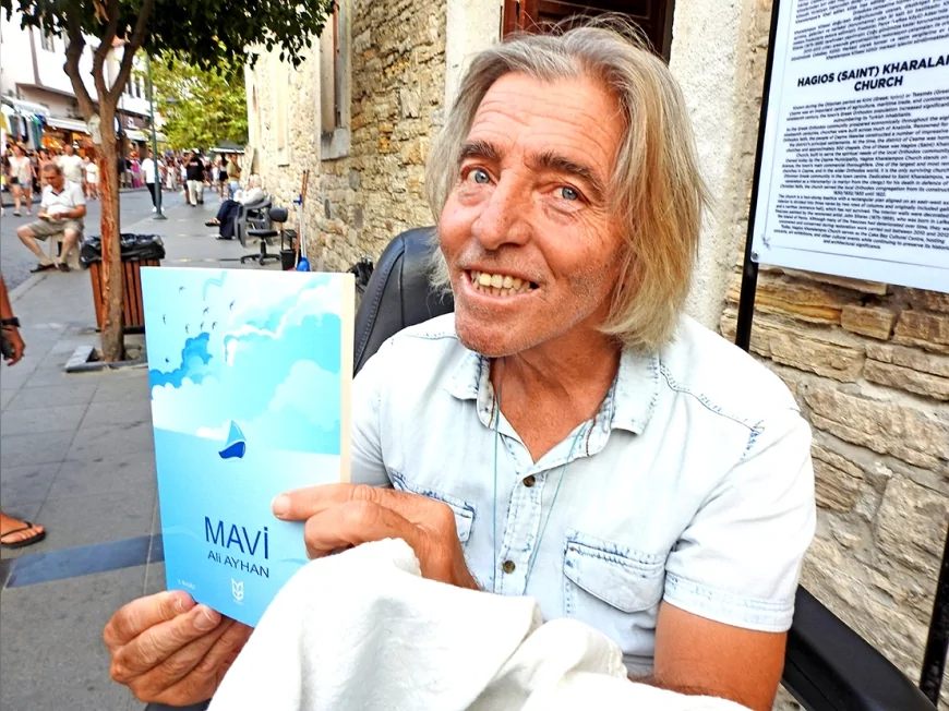 Çeşmeli Şair Ali Ayhan’ın “Mavi” Kitabı Kısa Sürede Üçüncü Baskıya Ulaştı