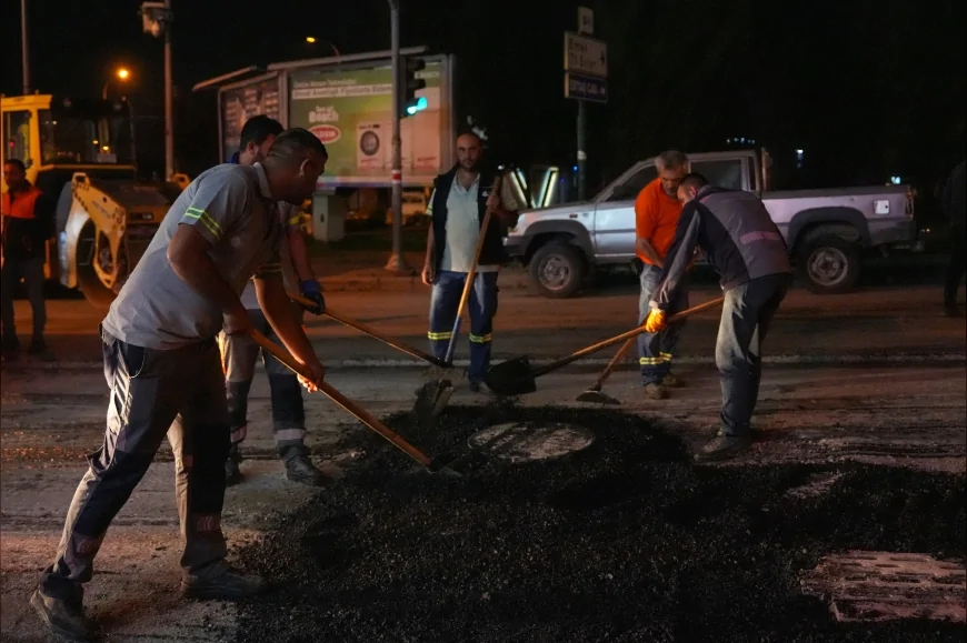 Eskişehir Büyükşehir Belediyesi Gece Mesaisiyle 2. Arabacılar Caddesi’ndeki Yolları Yeniliyor