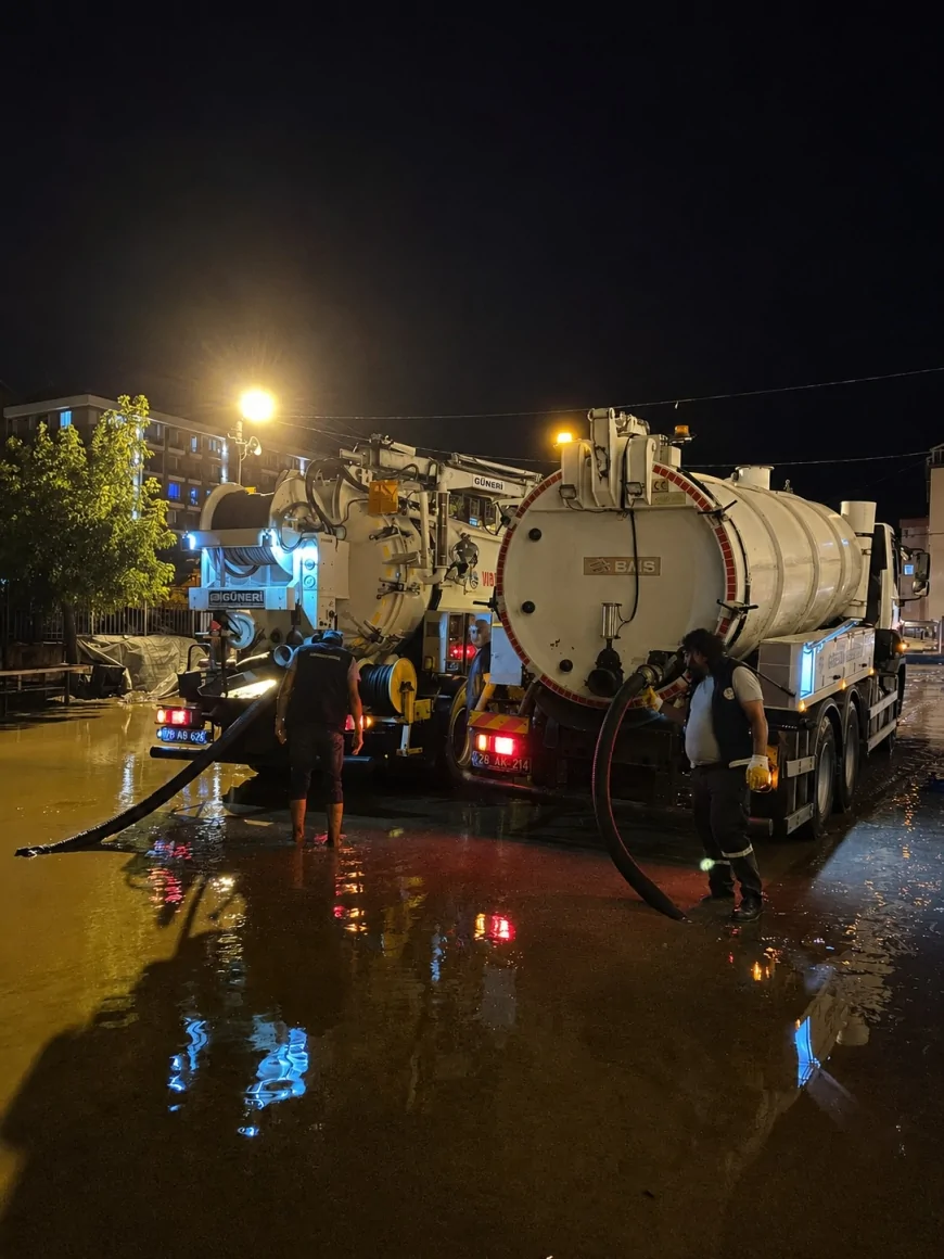 Giresun Belediyesi ekipleri selin yaralarını sarmak için gece boyunca sahada çalışmalarını sürdürdü