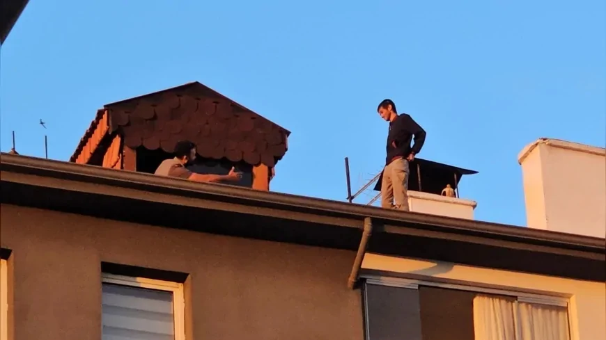 Çorum’da 5 katlı apartmanın çatısına çıkan kişi polis ekiplerinin iknasıyla indirildi