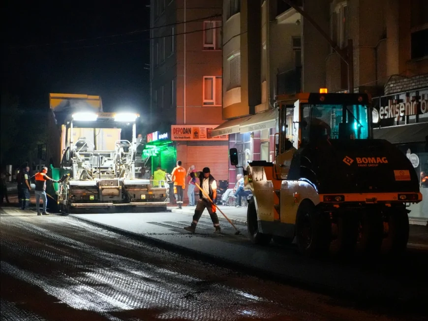 Eskişehir Büyükşehir Belediyesi Ekipleri Erenköy’de Asfalt Çalışmasını Sabahın İlk Işıklarına Kadar Sürdürdü