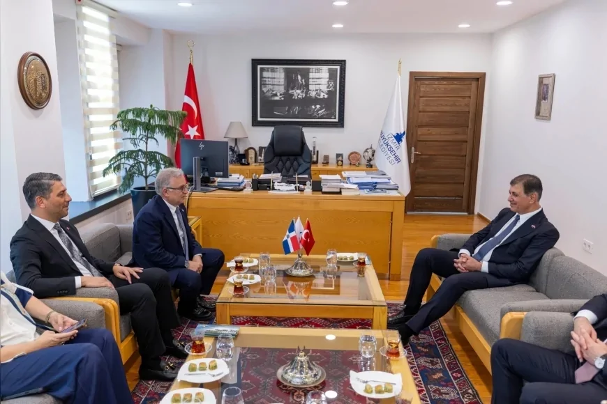 İzmir Büyükşehir Belediye Başkanı Dr. Cemil Tugay, Dominik Cumhuriyeti Büyükelçisi Lora ile iş birliği olanaklarını görüştü