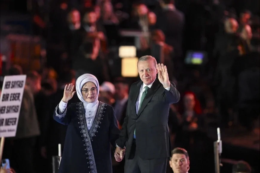 Emine Erdoğan: “AK Parti’nin çeyrek asırlık hizmet anlayışının milletimizin gönlünde daha nice yıllar karşılık bulmasını diliyorum”