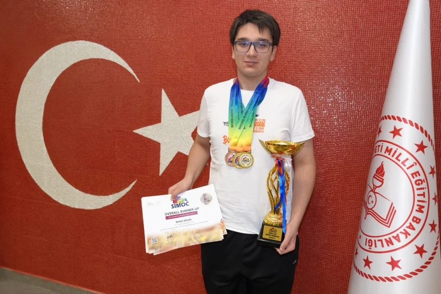 İzmir İl Millî Eğitim Müdürü Dr. Ömer Yahşi: “Deniz’in başarısı eğitimin gerçek gücünü ortaya koyan kıymetli bir örnektir”