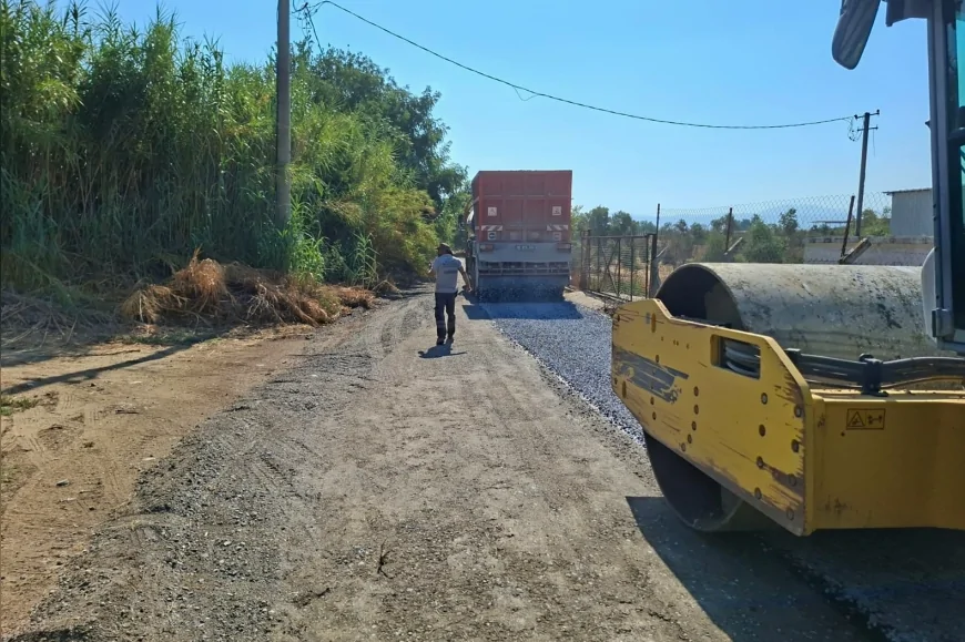 Efeler Belediyesi Kuyucular Mahallesi’nde üreticilerin kullandığı yolu asfaltla yeniledi