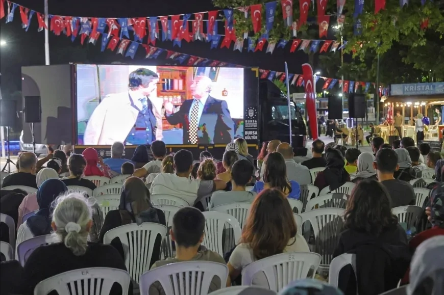 Bursa Büyükşehir Belediyesi’nin Kültürpark Yeşilçam Sinema Akşamları “Neşeli Günler” filmiyle başladı