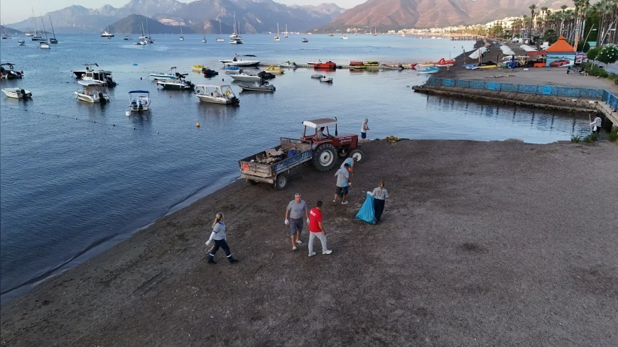 Marmaris Belediyesi ekipleri sahilleri sabahın erken saatlerinden itibaren yeni güne hazırlıyor