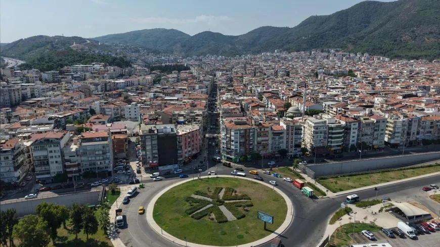 İzmir Büyükşehir Belediyesi Balçova’nın ana ulaşım arterlerini sıcak asfaltla yeniledi
