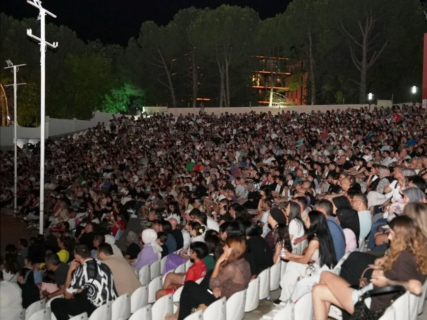 Denizli Büyükşehir Belediyesi açık hava sinemasında iki Türk sineması klasiğini izleyiciyle buluşturuyor