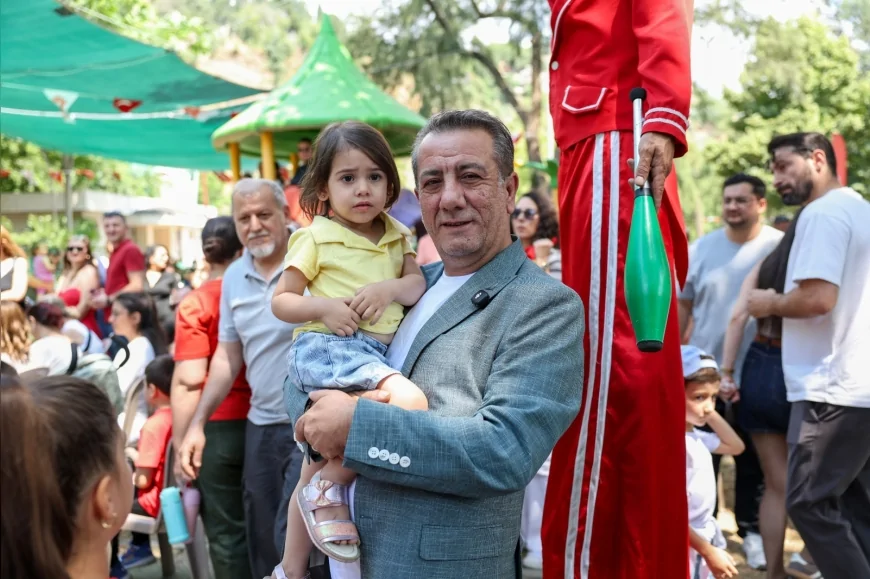 Efeler Belediye Başkanı Anıl Yetişkin çocukları “İnteraktif Oyun Zamanı” gösterisiyle açık hava tiyatrosuna davet etti