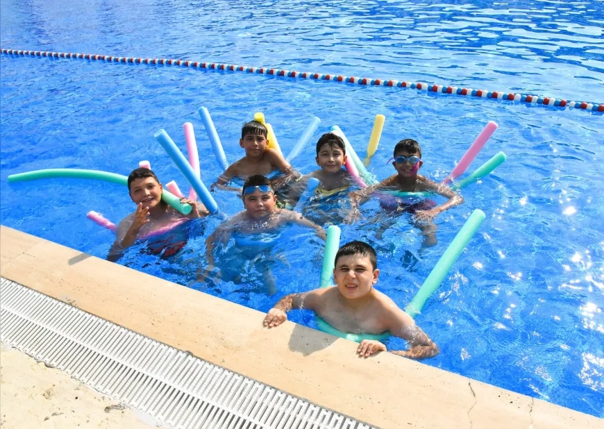 Yunusemre Belediyesi Osmancalı çocukları Muradiye Yüzme Havuzu’nda spor ve eğlenceyle buluşturdu