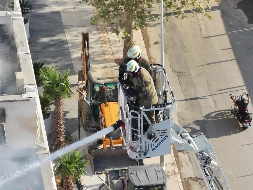 Konak’ta 8 katlı banka binasının çatısında yangın 40 dakikada kontrol altına alındı