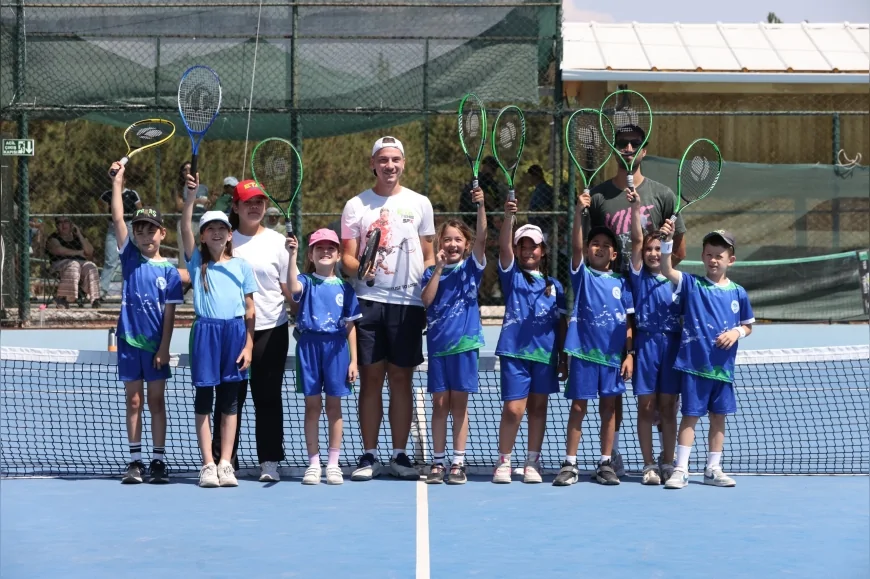 Odunpazarı’nda Yaz Spor Okulları tenis eğitimleriyle 50 çocuğu kortlarla buluşturuyor