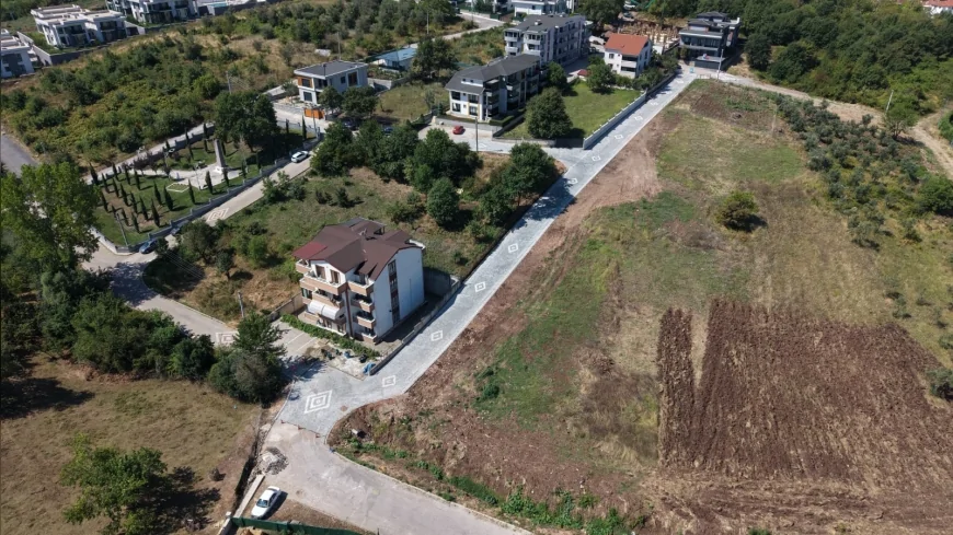 Başiskele’de tarihi Servetiye Taş Köprüsü’ne ulaşım sağlayan bağlantı yolu parke taşlarıyla yenilendi