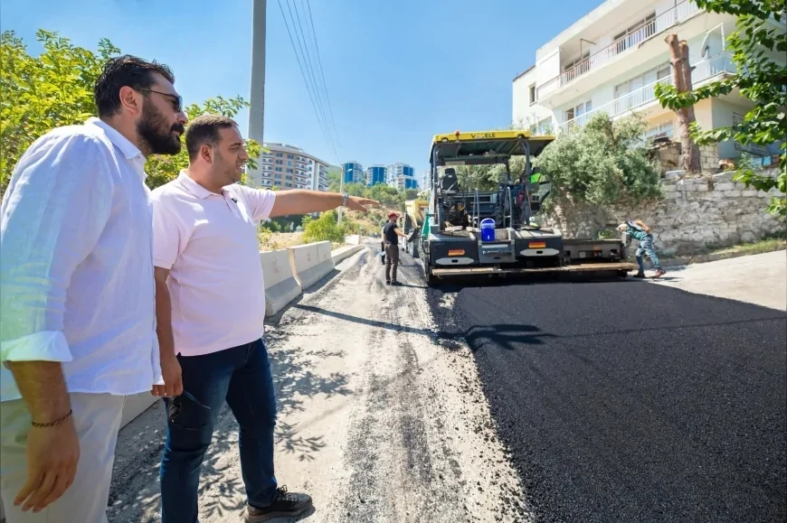 Narlıdere Belediye Başkanı Erman Uzun asfalt çalışmalarını yerinde inceledi