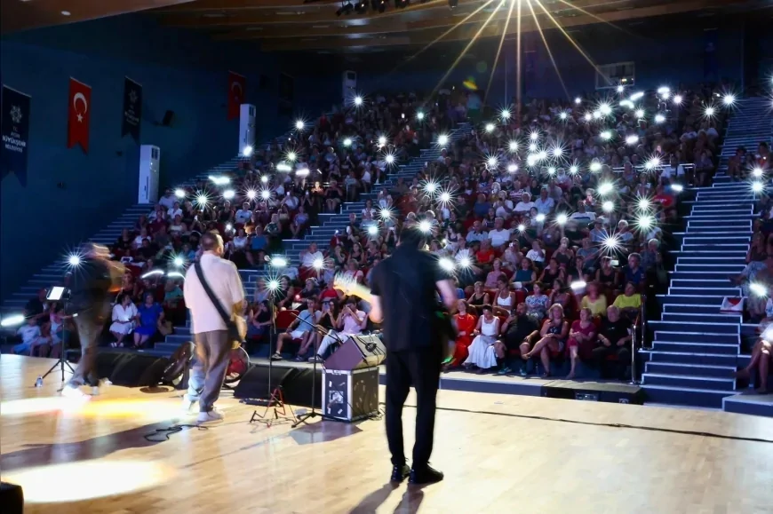 Aydın Büyükşehir Belediyesi Yaz Konserleri Didim’de Gece Yolcuları ile devam etti