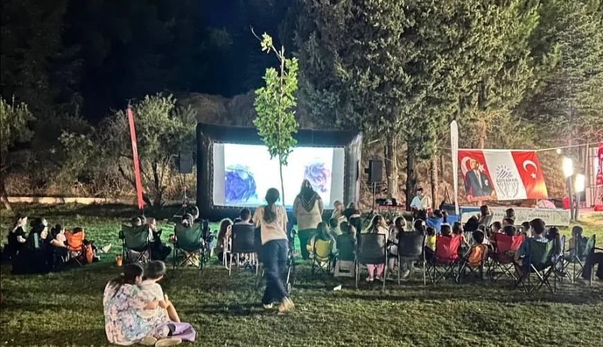 Adıyaman’da Yıldızların Altında Çocuk Sineması aileleri açık havada buluşturdu