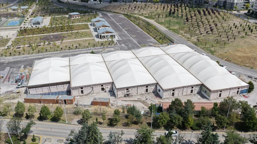 Ankara Büyükşehir Belediyesi Göksu Parkı’ndaki kapalı pazar alanını 106 satış birimiyle yeniliyor