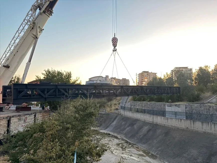 İzmir Büyükşehir Belediyesi’nin Karşıyaka’da yaptığı yaya köprüsüyle 10 dakikalık yol 1 dakikaya inecek