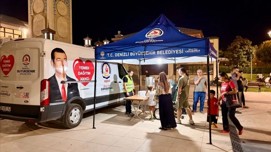 Denizli Büyükşehir Belediyesi Mevlid Kandili’nde Camilerde Vatandaşlara Limonata ve Su İkram Etti