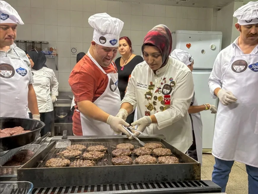 Eskişehir Büyükşehir Belediyesi ve ESDAP iş birliğinde özel gereksinimli bireylere burger atölyesi