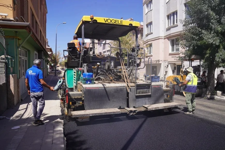 Tepebaşı Belediyesi İstiklal Caddesi’nde asfalt çalışmalarını sürdürüyor