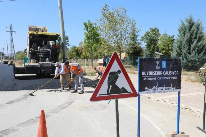 Bursa Büyükşehir Belediyesi, İnegöl Çalıkavak güzergahını 1.200 ton sıcak asfaltla yeniledi