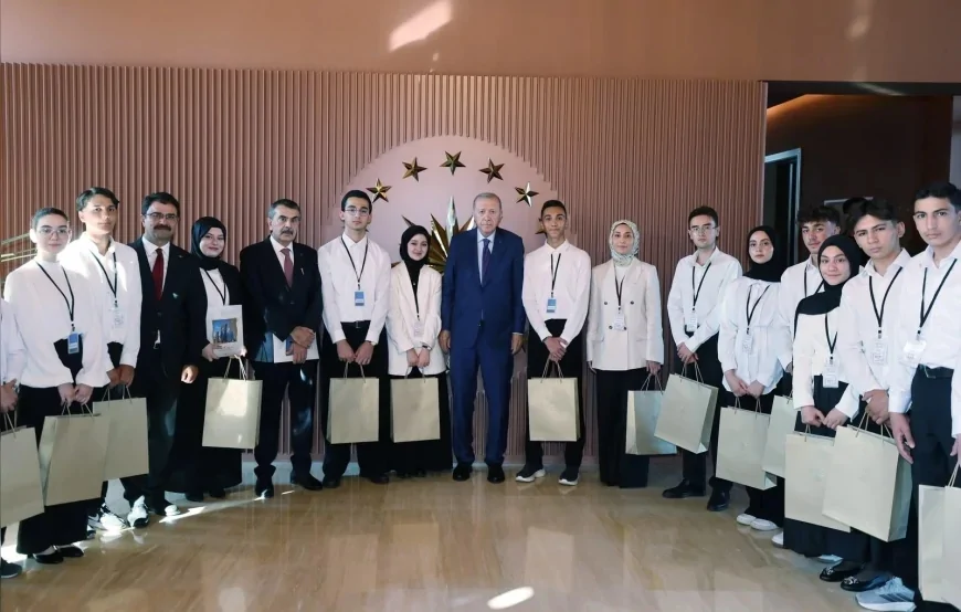 Cumhurbaşkanı Erdoğan Ahlat’ta “Maziden Atiye” Programına Katılan Gençleri Kabul Etti