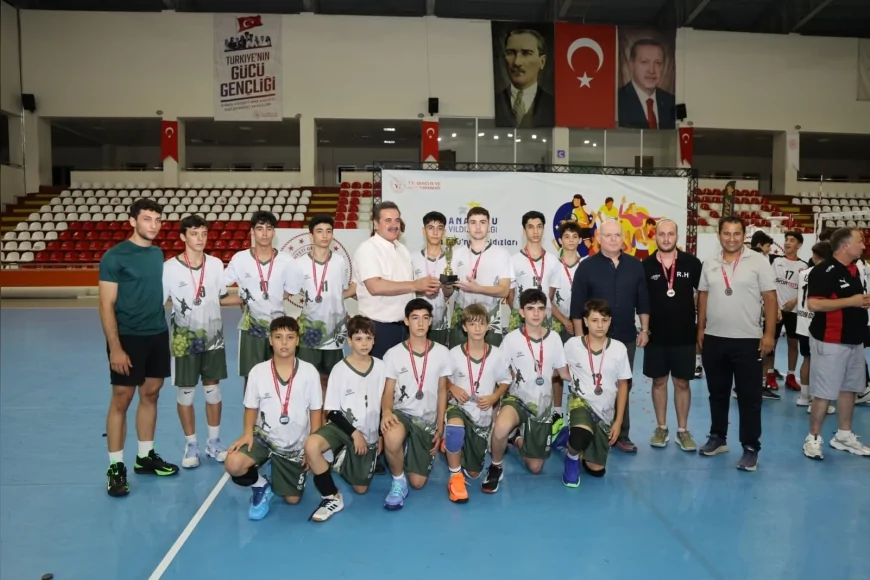Manisa Erkek Voleybol İl Karması Anadolu Yıldızlar Ligi’nde Türkiye ikincisi oldu