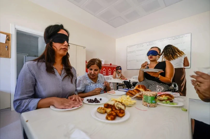 İzmir Büyükşehir Belediyesi personeline görme engelli bireyler için bağımsız hareket eğitimi