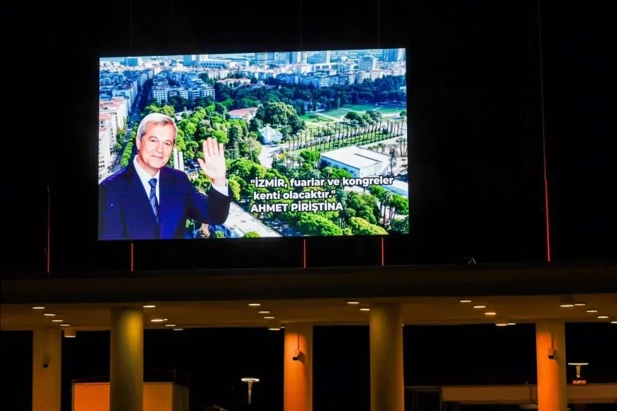 Kültürpark’ta Ahmet Piriştina’nın İzmir vizyonunu yaşatan afiş LED ekranla yenilendi