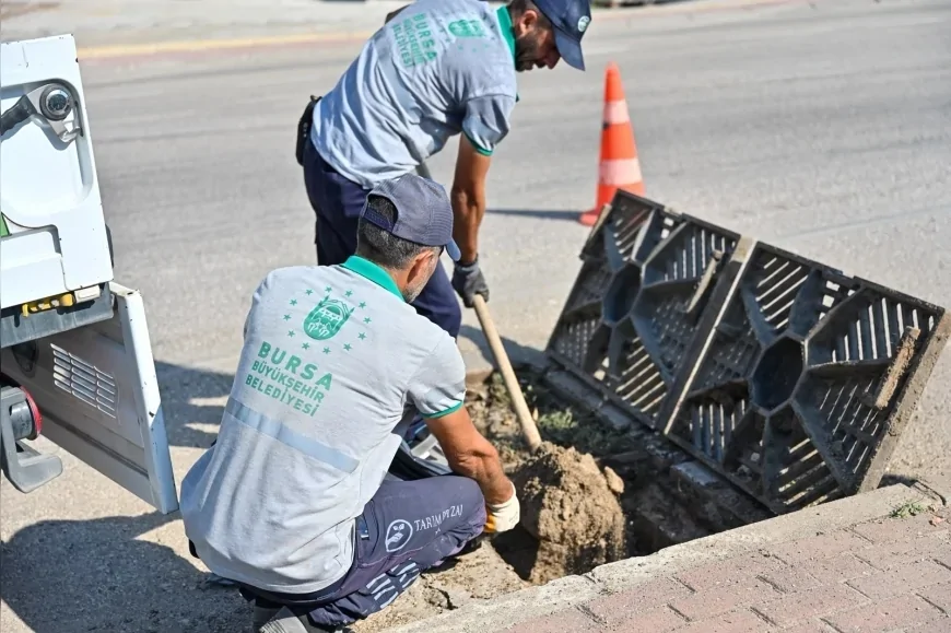 Bursa Büyükşehir Belediyesi yağmur suyu ızgaralarını sonbahar yağışlarına hazırlıyor