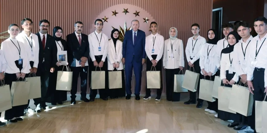 Cumhurbaşkanı Erdoğan Ahlat’ta “Maziden Atiye” Programına Katılan Öğrencileri Kabul Etti