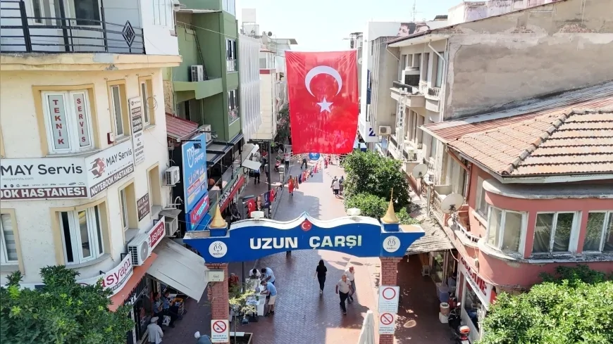 Nazilli Belediyesi 30 Ağustos Zafer Bayramı öncesi şehri Türk bayraklarıyla donatıyor